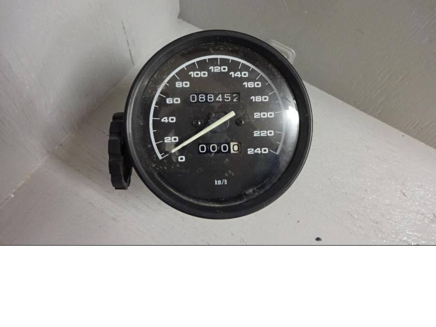 Framsidan på Hastighetsmätare från en BMW R 1150 GS -1999 motorcykel.