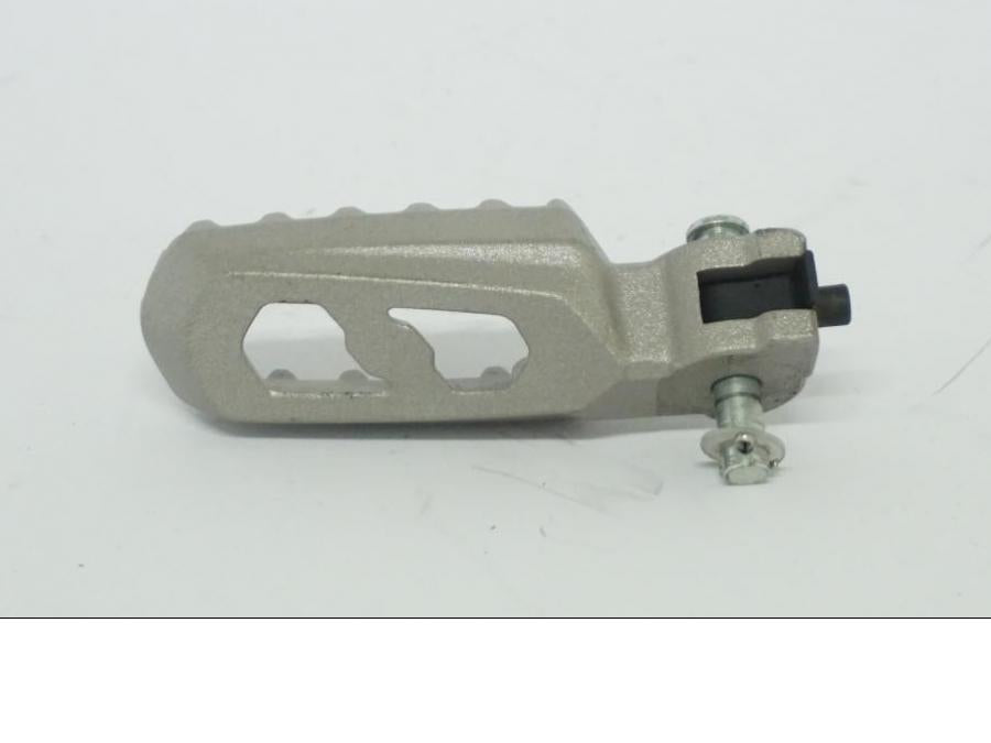 Snett uppifrån på Fotpinne från en Ducati Desert X -2022 motorcykel.