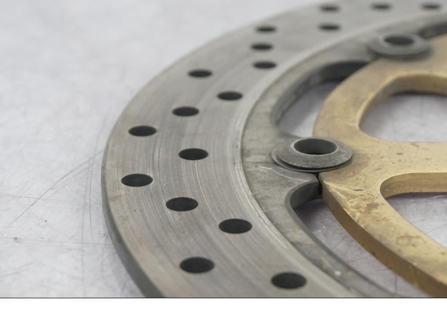 Extrabild3 på Bromsskiva från en Suzuki GSX 1300 RX -1999 motorcykel.