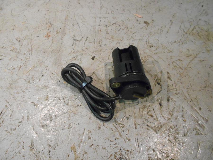 Framsidan på Oljenivågivare från en Yamaha YZF 1000 R1 -2002 motorcykel.