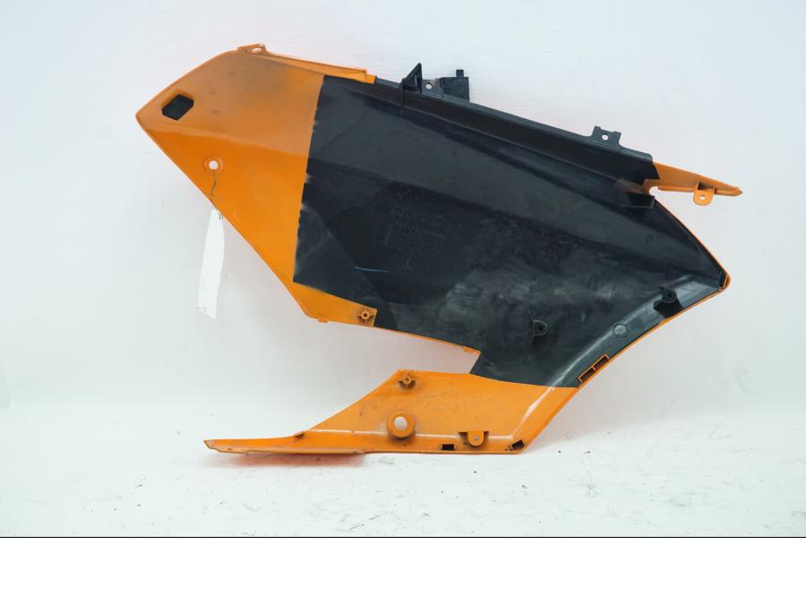 Baksidan på Sidkåpa från en Kawasaki KLV 1000 -2005 motorcykel.