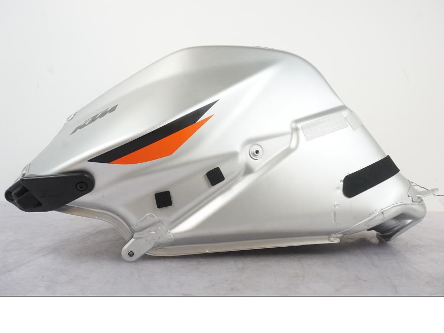 Baksidan på Bensintank från en KTM 1290 Super Duke R -2022 motorcykel.