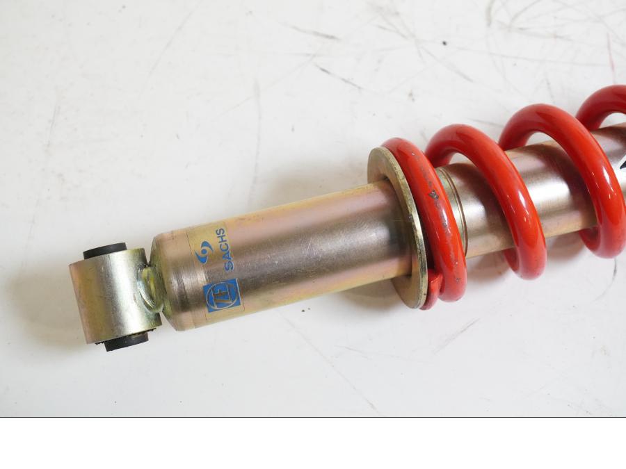 Baksidan på Stötdämpare från en Yamaha DT 125 -2006 motorcykel.