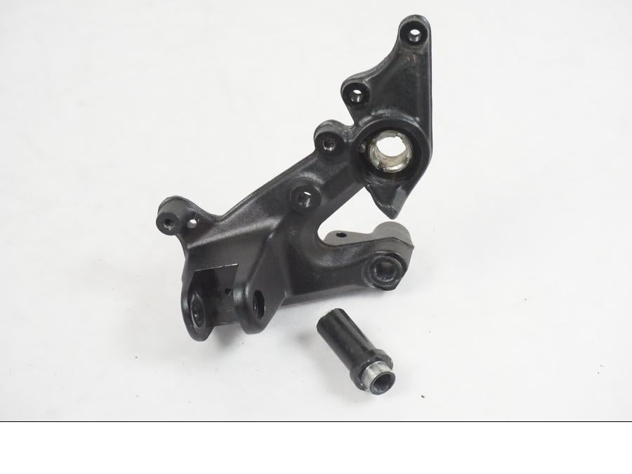 Framsidan på Fotpinnefäste från en KTM 390 Adventure -2021 motorcykel.