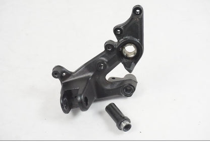 Framsidan på Fotpinnefäste från en KTM 390 Adventure -2021 motorcykel.