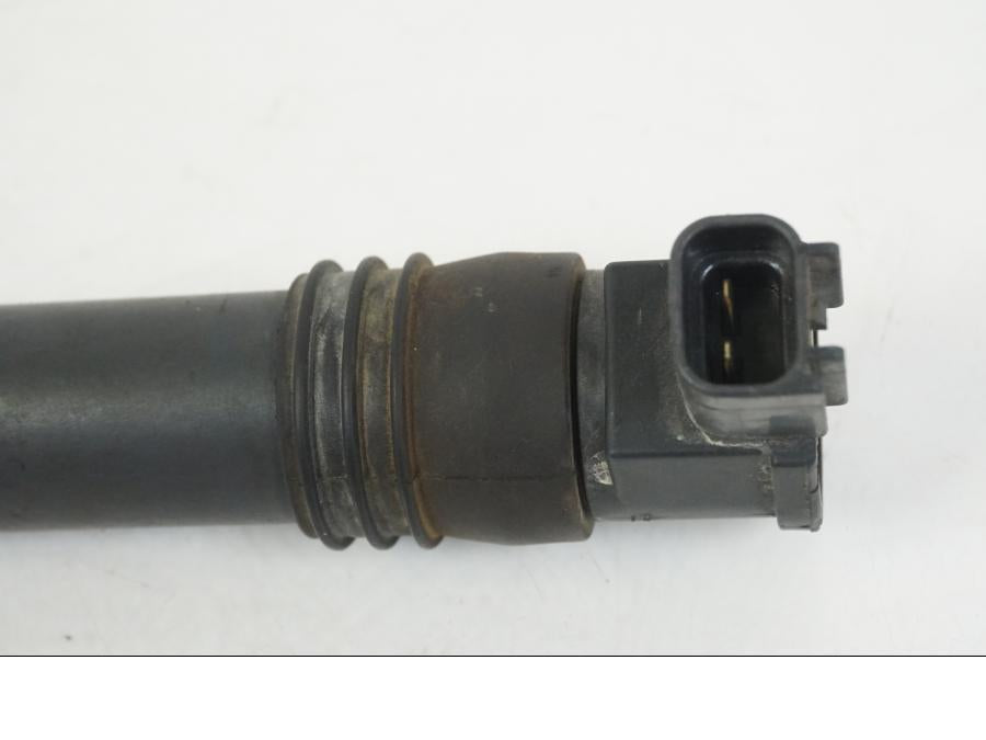 Snett nerifrån på Tändspole från en Suzuki GSX-R 750 -2001 motorcykel.