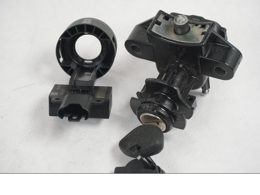 Höger sida på <p>Låssats från BMW F 800 R 2010.</p>

<p>Tändningslås med antenn lite ful i ena fästet, tanklock, sadellås och 1st nyckel.</p> motorcykel.