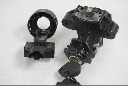 Höger sida på <p>Låssats från BMW F 800 R 2010.</p>

<p>Tändningslås med antenn lite ful i ena fästet, tanklock, sadellås och 1st nyckel.</p> motorcykel.