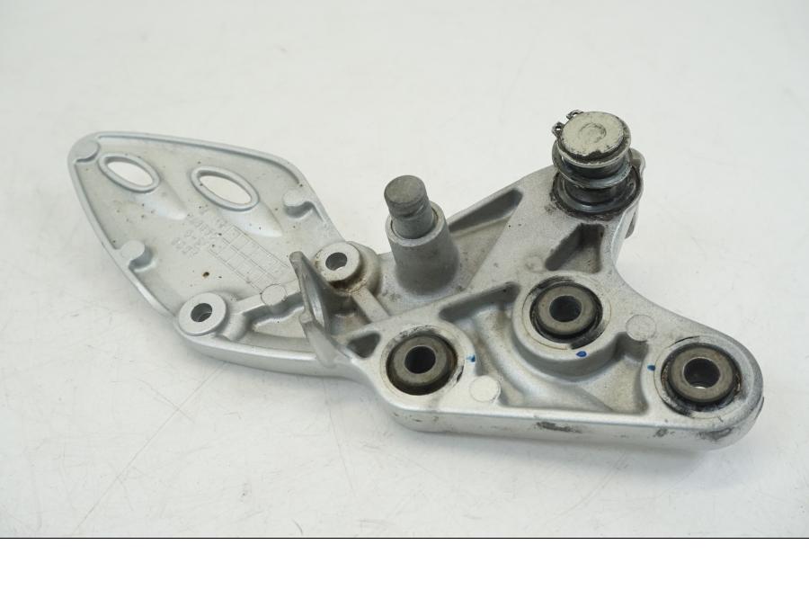 Snett nerifrån på Fotpinnefäste från en Suzuki GSX 1300 R -2017 motorcykel.