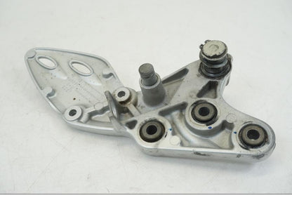 Snett nerifrån på Fotpinnefäste från en Suzuki GSX 1300 R -2017 motorcykel.