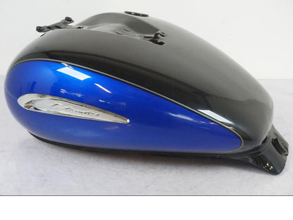 Framsidan på Bensintank från en Suzuki VL 800 -2002 motorcykel.