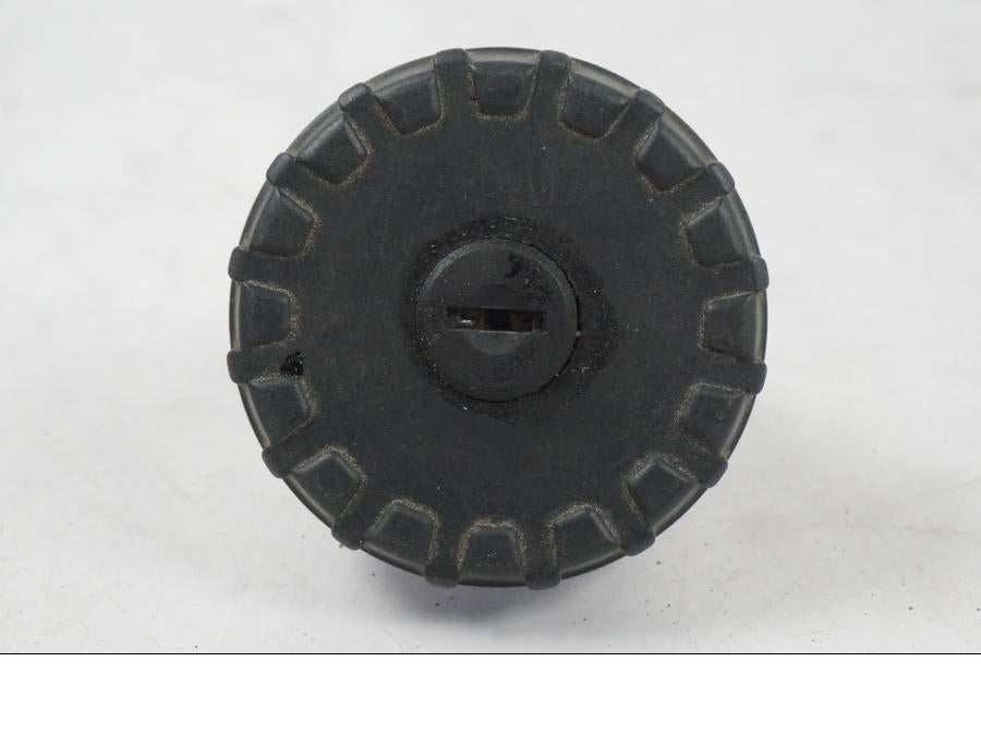 Baksidan på <p>Låssats från BMW K 1200 LT 2004.</p>

<p>Tändningslås, tanklock, tankplastlås och 1st nyckel.</p> motorcykel.