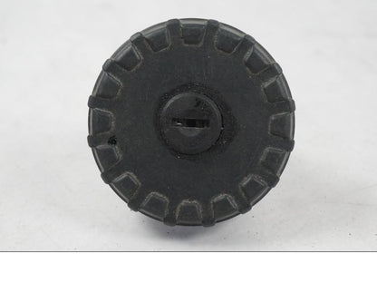 Baksidan på <p>Låssats från BMW K 1200 LT 2004.</p>

<p>Tändningslås, tanklock, tankplastlås och 1st nyckel.</p> motorcykel.