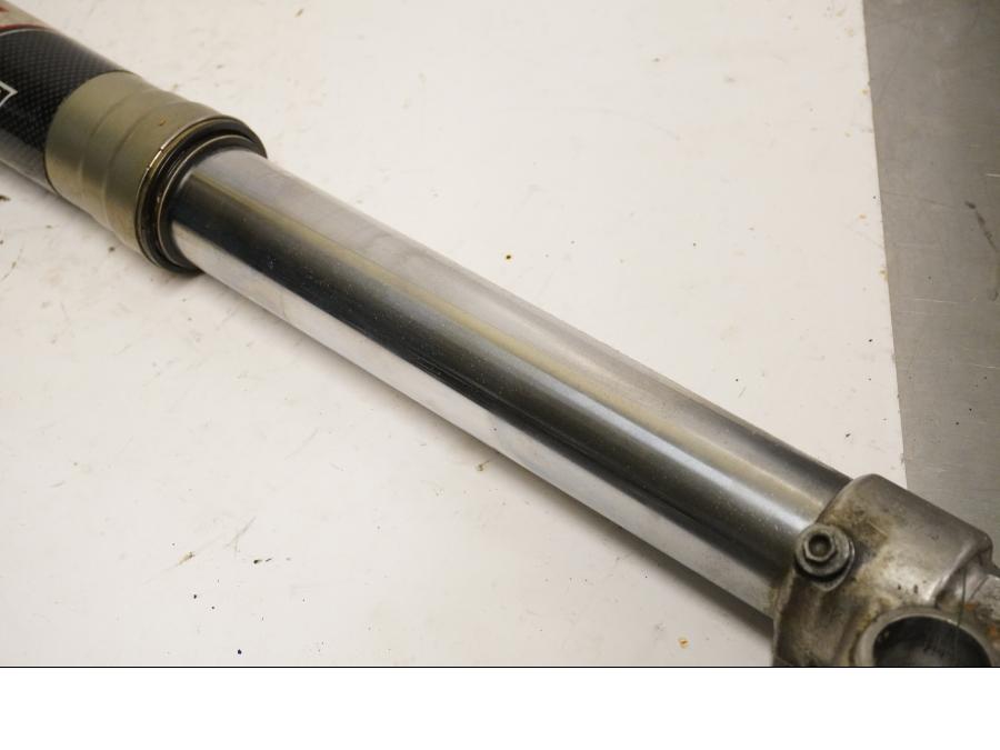 Höger sida på Gaffelben från en Husaberg FE 02 -2004 motorcykel.