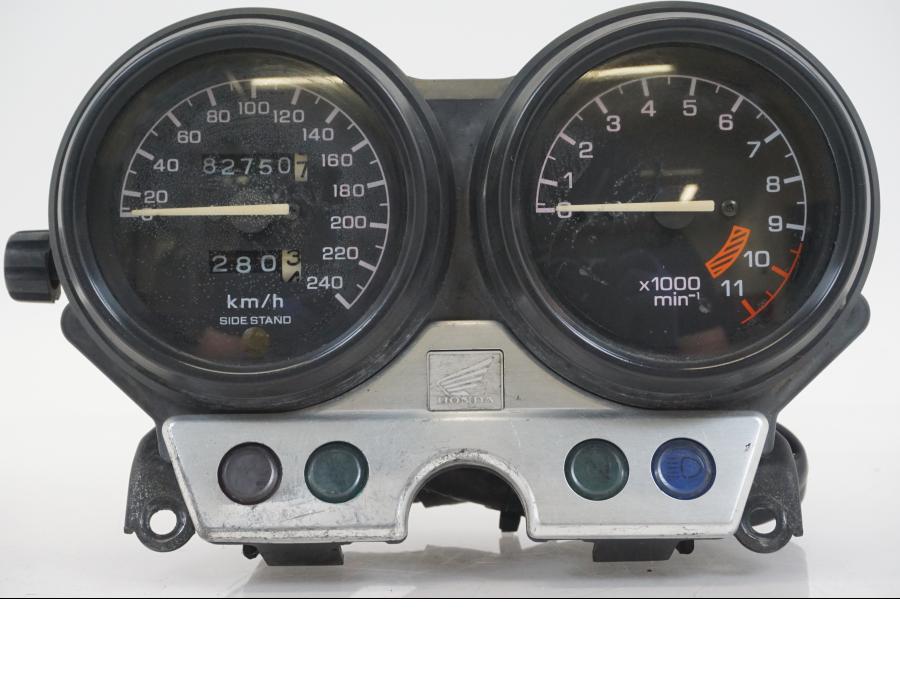 Framsidan på Instrumentpanel från en Honda CB 750 -2002 motorcykel.