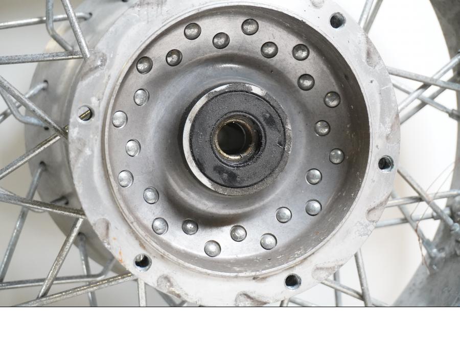 Baksidan på Fälg från en Yamaha XVS 1100 -2001 motorcykel.