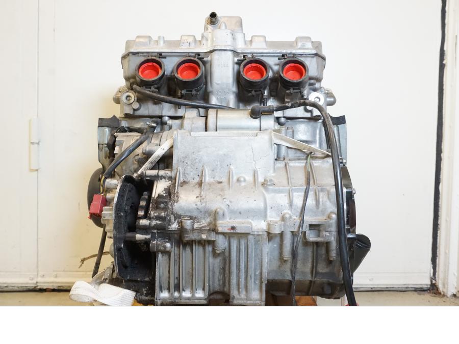 Höger sida på Motor från en Honda CBR 1000 F -1999 motorcykel.