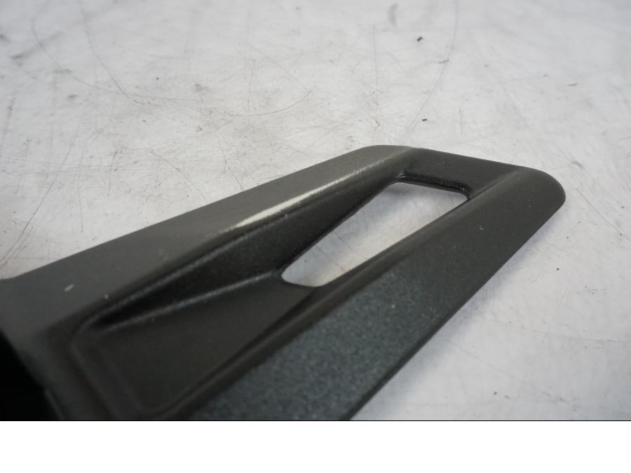 Vänster sida på Fotpinnefäste från en KTM 1290 Super Duke -2019 motorcykel.