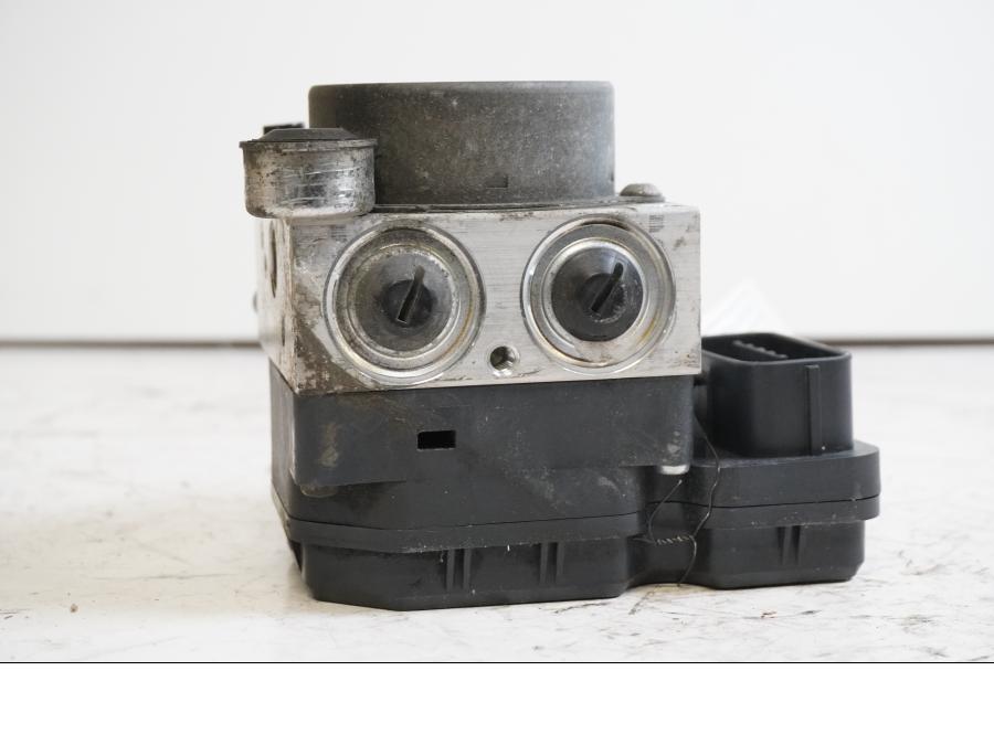 Höger sida på ABS Modulator från en Yamaha FJR 1300 -2016 motorcykel.