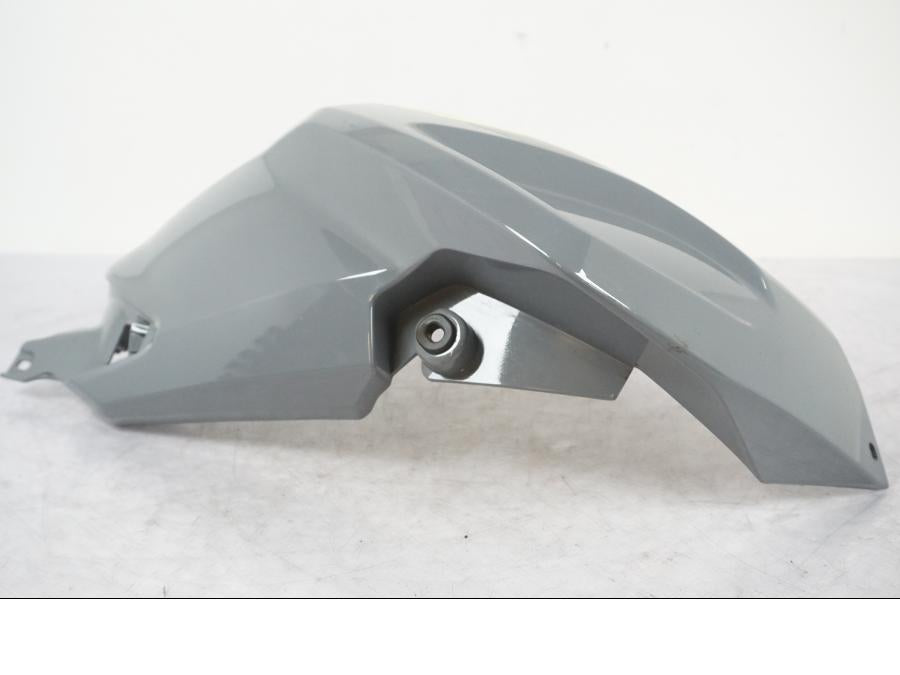 Baksidan på Bensintankskåpa från en Yamaha MT 125 -2017 motorcykel.