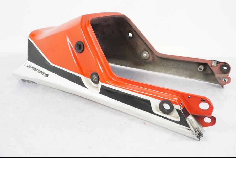 Snett nerifrån på Bakvinge från en Suzuki GSX 550 EF -1985 motorcykel.