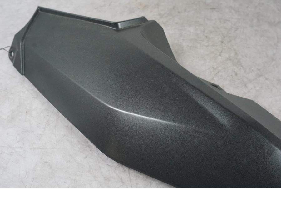 Höger sida på Bensintankskåpa från en BMW K 1600 GTL -2015 motorcykel.