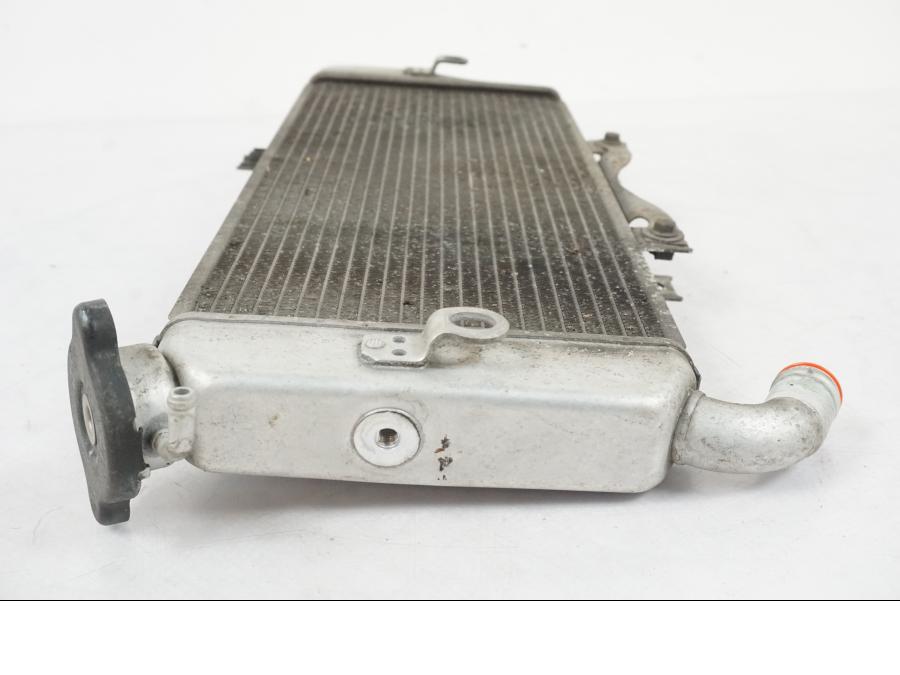 Höger sida på Vattenkyl från en Kawasaki ER-6F -2010 motorcykel.