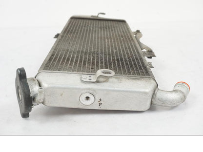 Höger sida på Vattenkyl från en Kawasaki ER-6F -2010 motorcykel.