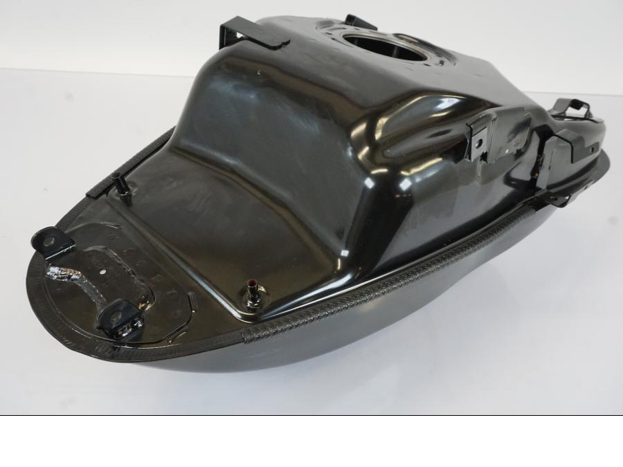 Extrabild3 på Bensintank från en Triumph Trident -2021 motorcykel.