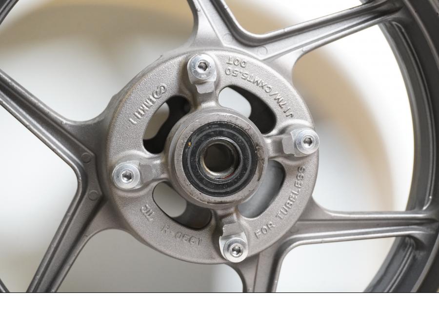 Baksidan på Fälg från en Kawasaki Versys 1000 -2012 motorcykel.