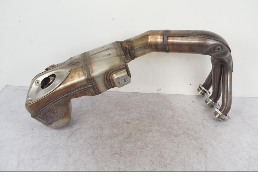 Framsidan på Avgassystem från en Yamaha MT-09 -2024 motorcykel.