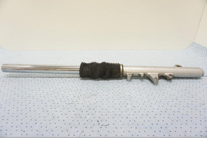 Framsidan på Gaffelben från en Triumph Tiger -2001 motorcykel.