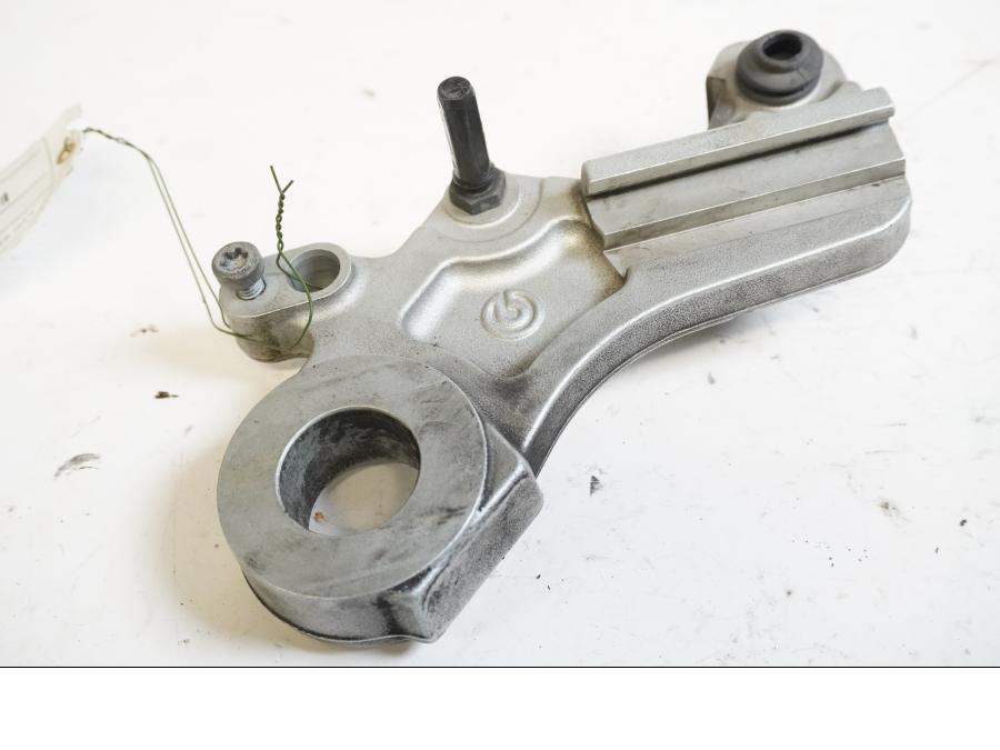 Framsidan på Bromsoksfäste från en KTM 690 Duke -2013 motorcykel.