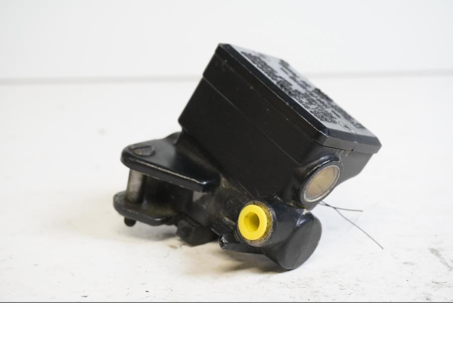 Framsidan på Bromshuvudcylinder från en Kawasaki ZX-6R -1997 motorcykel.