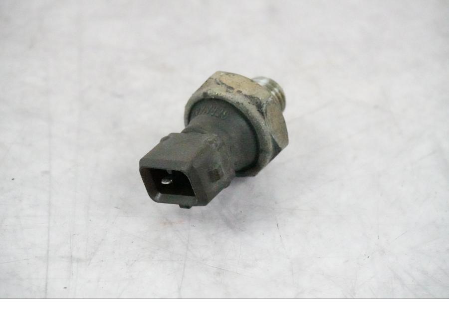 Höger sida på Oljetryckgivare från en BMW K 1200 S -2005 motorcykel.