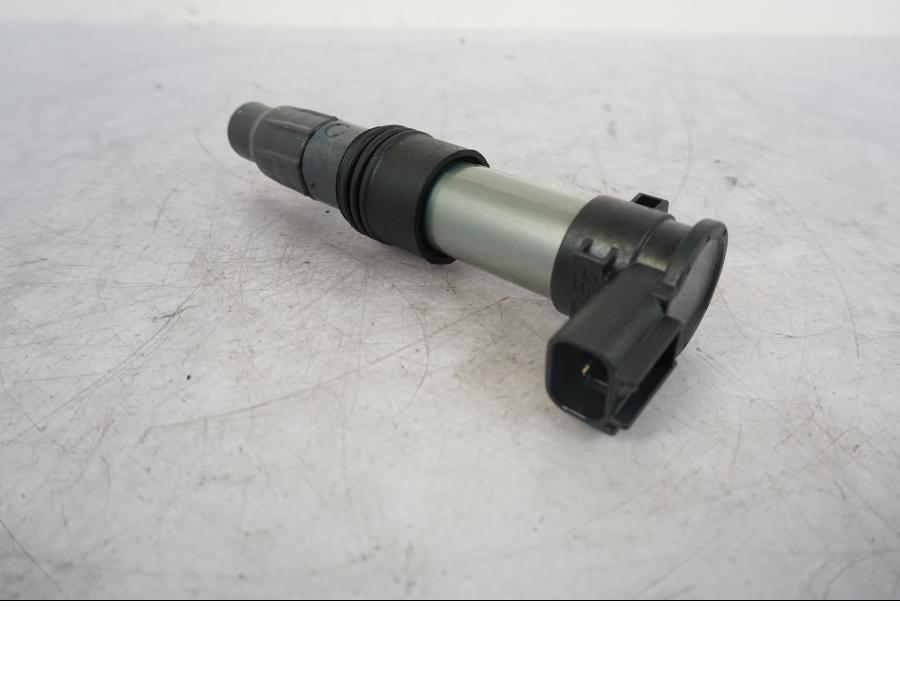 Framsidan på Tändspole från en KTM 1290 Super Duke R -2023 motorcykel.