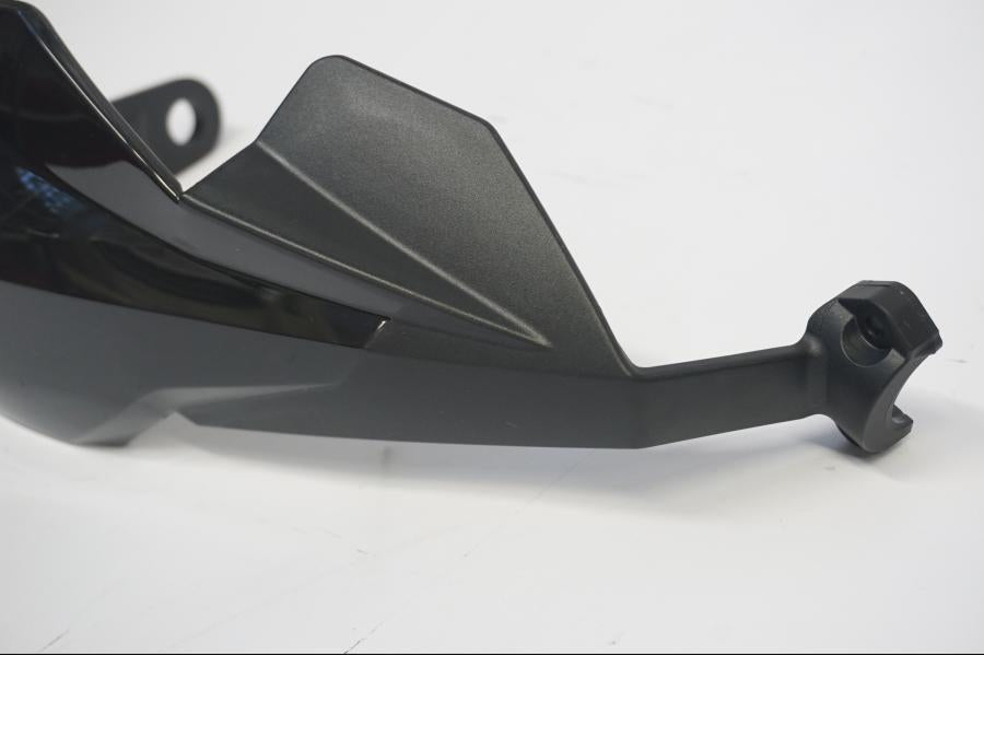 Höger sida på Handskydd från en KTM 125 Duke -2011 motorcykel.