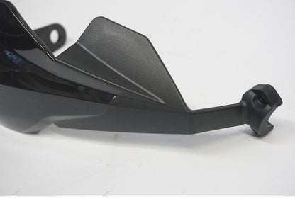 Höger sida på Handskydd från en KTM 125 Duke -2011 motorcykel.