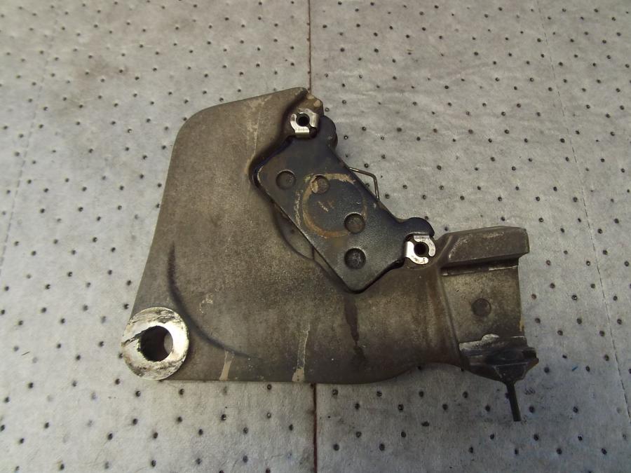 Framsidan på Bromsoksfäste från en H-D Touring Road King FLHR/I -1997 motorcykel.