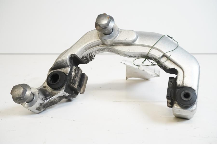 Framsidan på Bromsoksfäste från en Yamaha XVS 650 -1999 motorcykel.