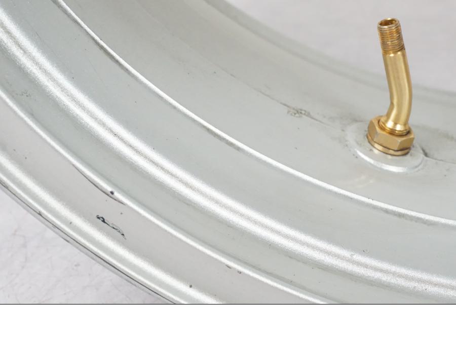 Vänster sida på Fälg från en Kawasaki ZX-12R -2000 motorcykel.