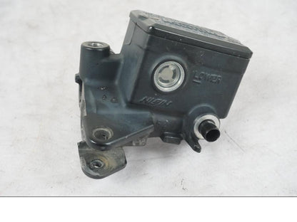 Framsidan på Bromshuvudcylinder från en Triumph Tiger Explorer -2013 motorcykel.