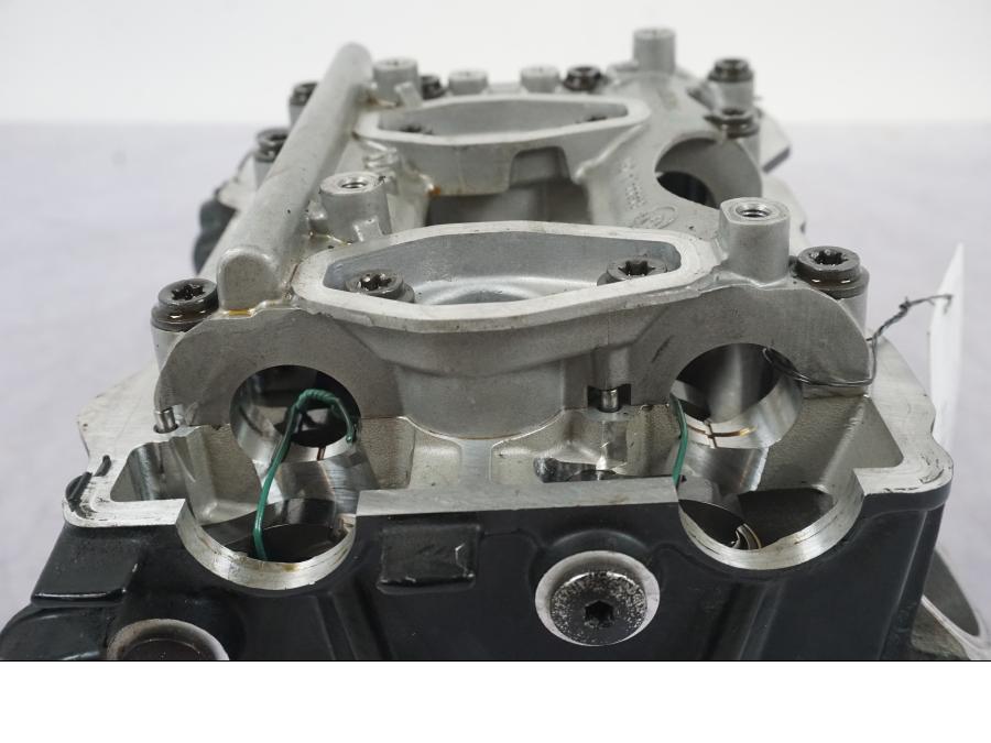 Snett nerifrån på Topplock från en BMW F 750 GS -2020 motorcykel.