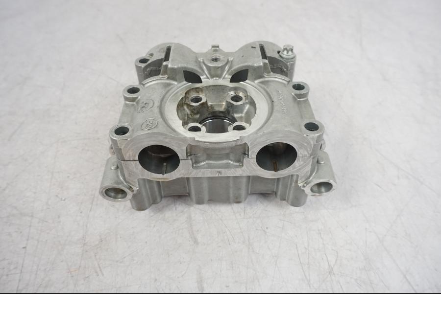 Höger sida på Kamaxelöverfall från en BMW R 1200 GS -2010 motorcykel.