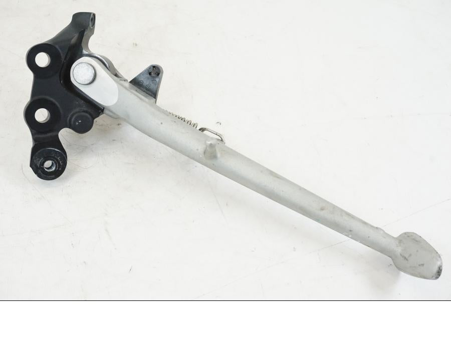 Framsidan på Sidostöd från en Triumph Speed Triple -2021 motorcykel.