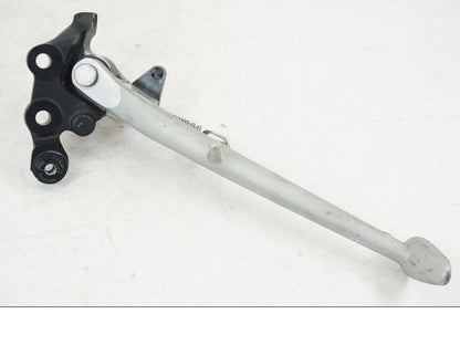 Framsidan på Sidostöd från en Triumph Speed Triple -2021 motorcykel.