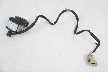 Snett nerifrån på <p>Låssats från Honda XL 650 V 2000.</p>

<p>1st nyckel, tändningslås, sadellås, tanklock/lås.</p>

<p>HISS antenn. Slitage av lack på tändningslåset se bild.</p> motorcykel.