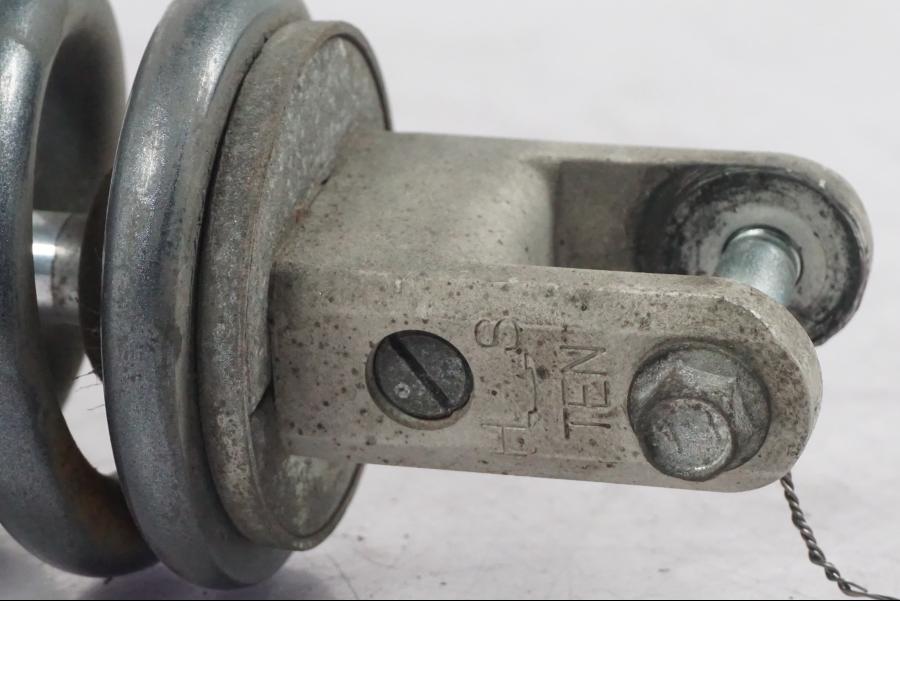 Baksidan på Stötdämpare från en Suzuki GSF 1250 -2010 motorcykel.