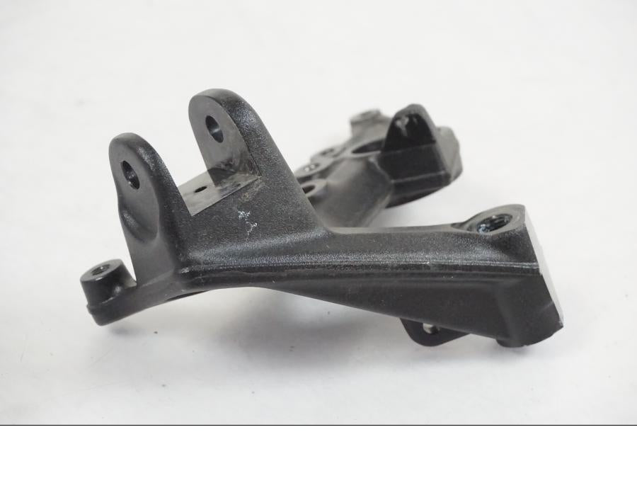 Vänster sida på Fotpinnefäste från en KTM 390 Adventure -2021 motorcykel.