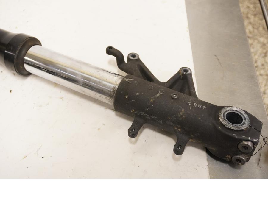 Vänster sida på Gaffelben från en Honda CTX 1300 -2014 motorcykel.